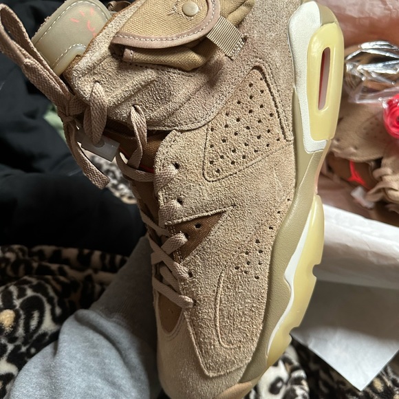 travis scott 6s british khaki outfit
